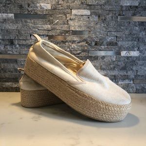 CREAM/TAN COLORED PLATFORM SLIP ONS💫